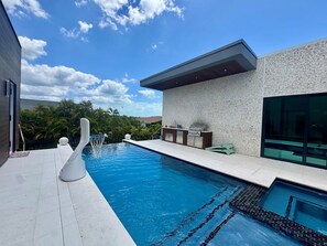 A heated pool - Escape to your own private island retreat in this stunning contemporary (Marco Island)