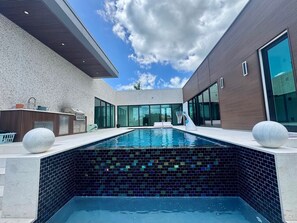 A heated pool - Escape to your own private island retreat in this stunning contemporary (Marco Island)
