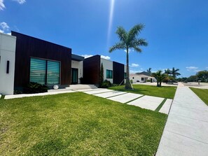 Exterior - Escape to your own private island retreat in this stunning contemporary (Marco Island)