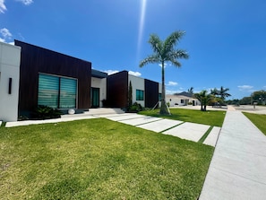 Exterior - 4BR Marco Island home with heated pool, WiFi, and full kitchen. (Marco Island)