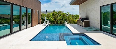 Pool, Wading Area and Spillover Spa
