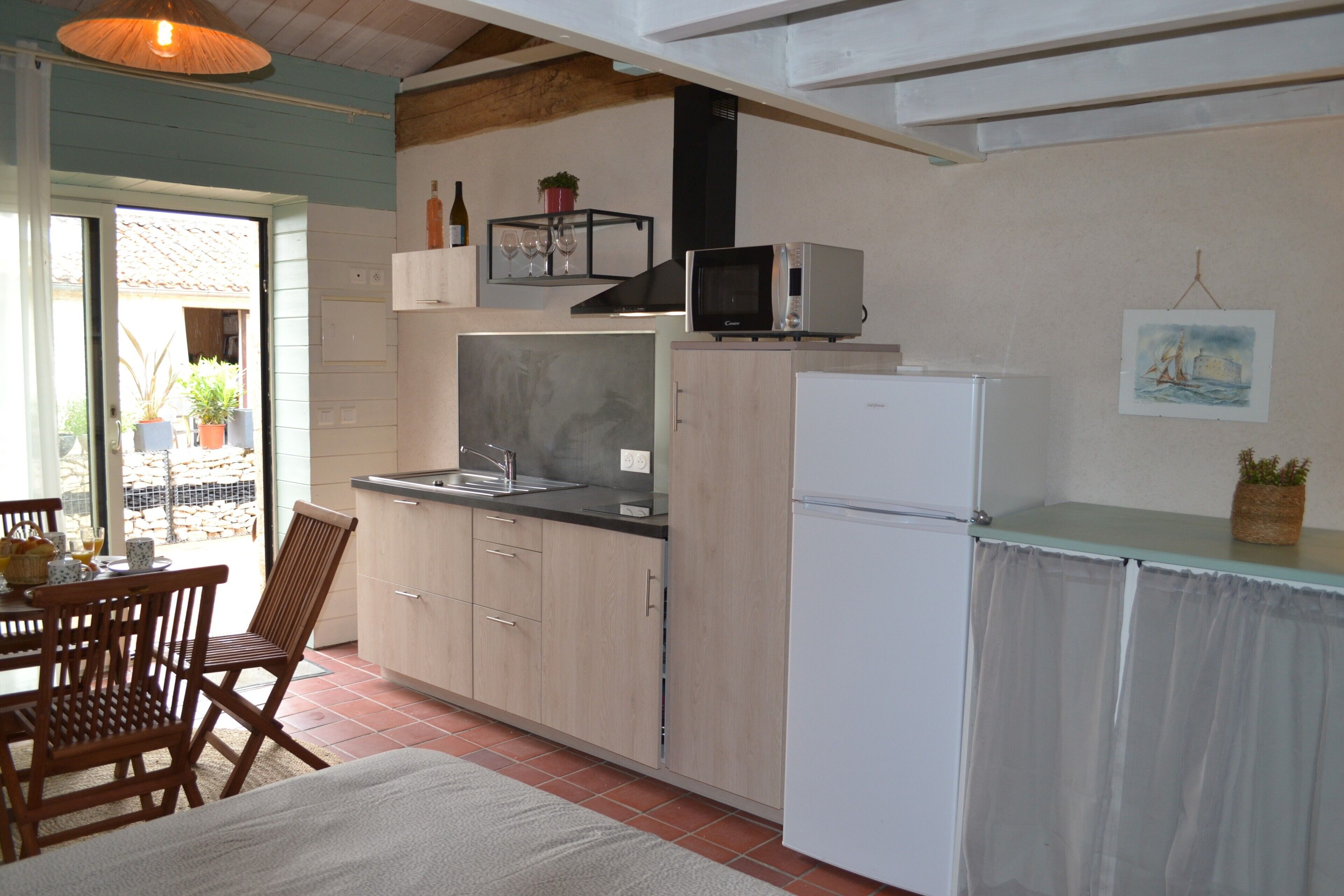 Kühlschrank, Mikrowelle, Herdplatte, Wasserkocher mit Kaffee-/Teezubehör