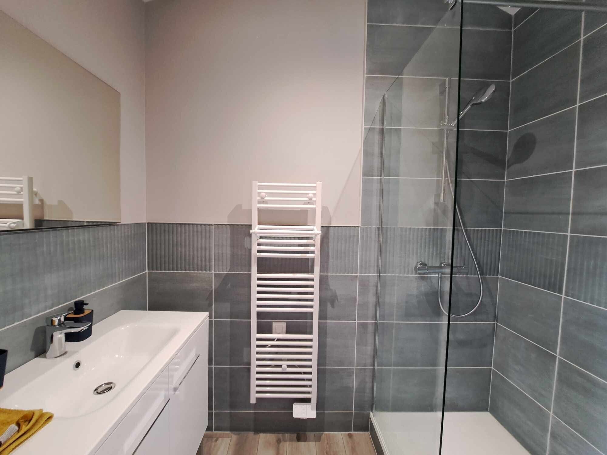 Ducha, secador de pelo, toallas