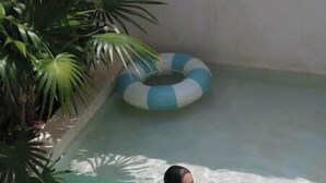 A person in a swimming pool with clear water, surrounded by plants and a blue and white inflatable ring. - Apartment 1 Boutique in La Punta *Starlink | Swimming Pool*. (La Barra de Colotepec)