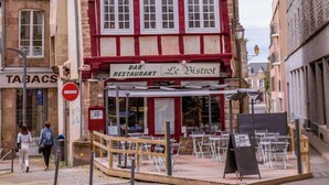 A traditional half-timbered building with a bar and restaurant named 'Le Bistrot' on the ground floor. - ibis budget Guingamp - Coeur de Bretagne (October 2026) (Ploumagoar)