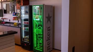 Una cocina moderna con un refrigerador y una máquina expendedora.