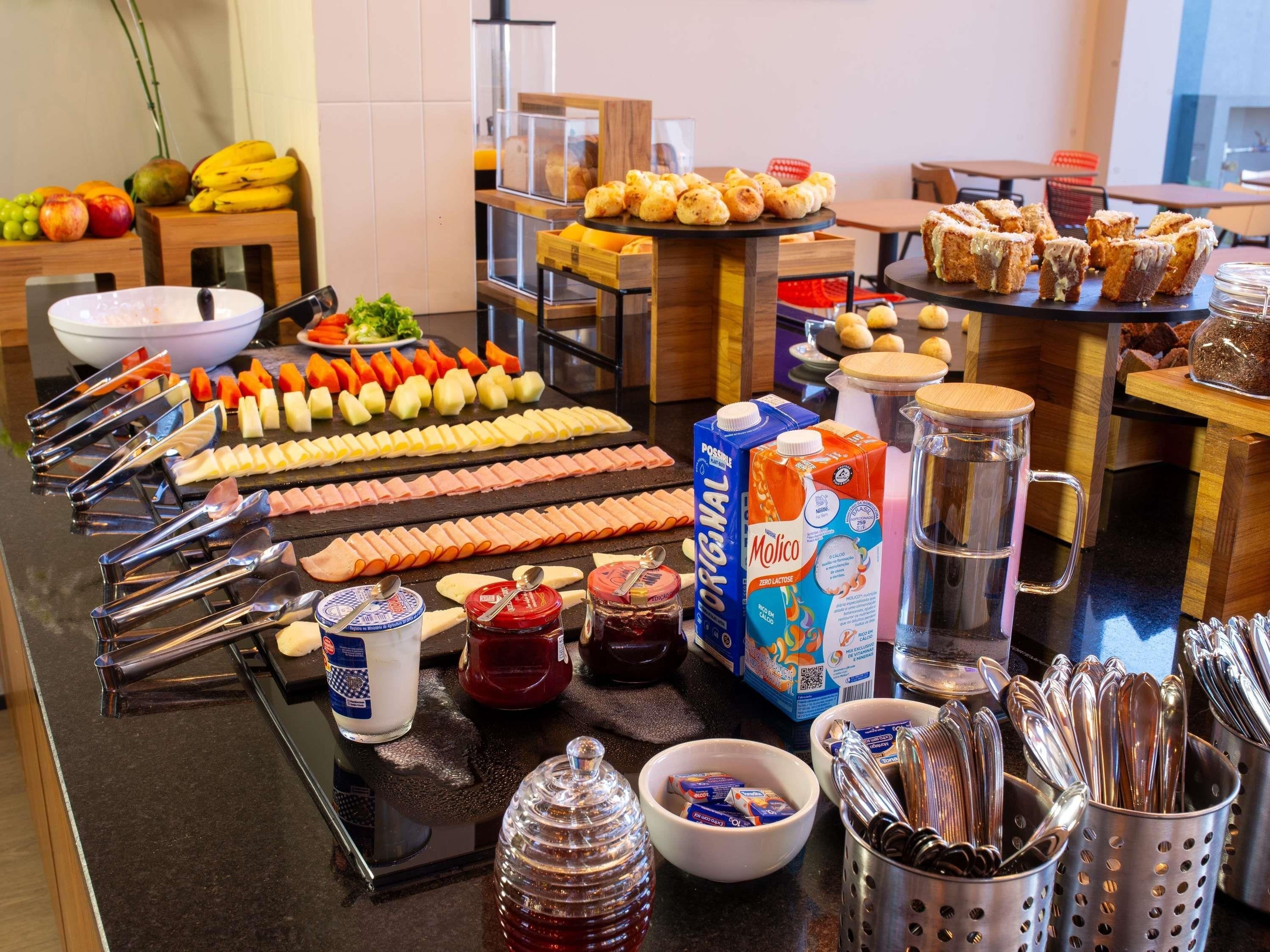 Ein reichhaltiges Buffet mit Speisen, Besteck und Soßen.