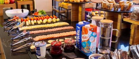 Ein reichhaltiges Buffet mit Speisen, Besteck und Soßen.
