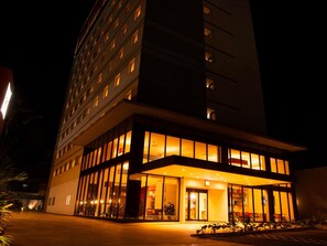 A multi-story hotel with a modern facade, large windows, and a well-lit entrance. - ibis Jaú (Jau)