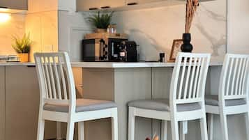 Apartamento conforto, sacada, vista para a cidade | Opções para refeição