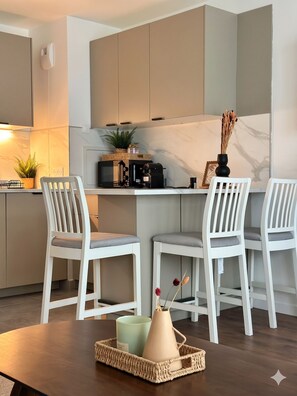 Comfort-Apartment, Balkon, Stadtblick | Speisen