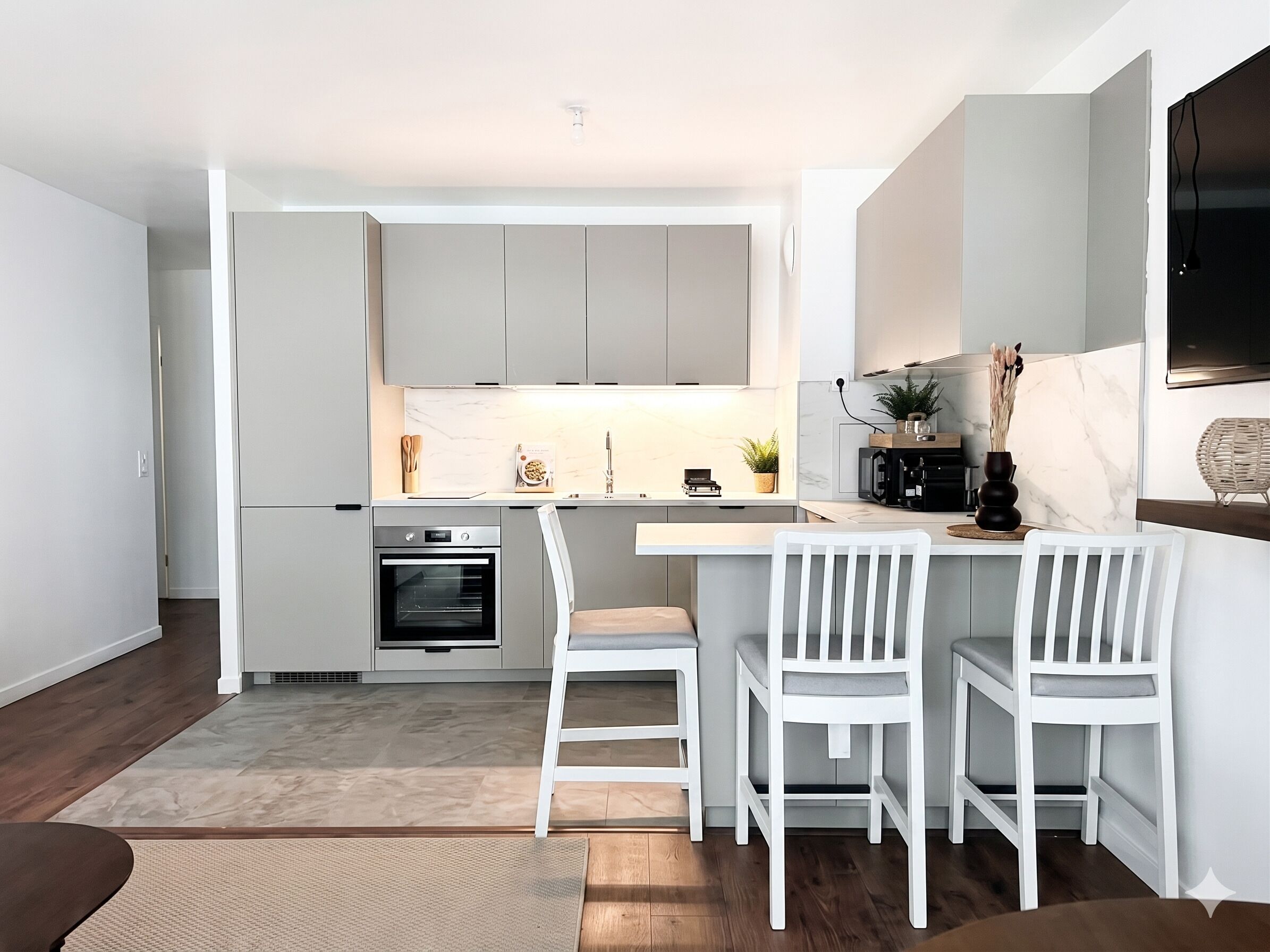 Apartemen Comfort, balkon, pemandangan kota | Dapur pribadi | Lemari es besar, microwave, oven, dan kompor