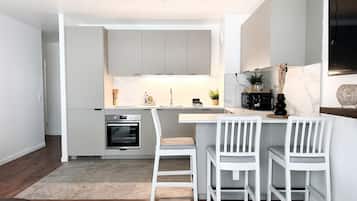 Apartemen Comfort, balkon, pemandangan kota | Dapur pribadi | Lemari es besar, microwave, oven, dan kompor