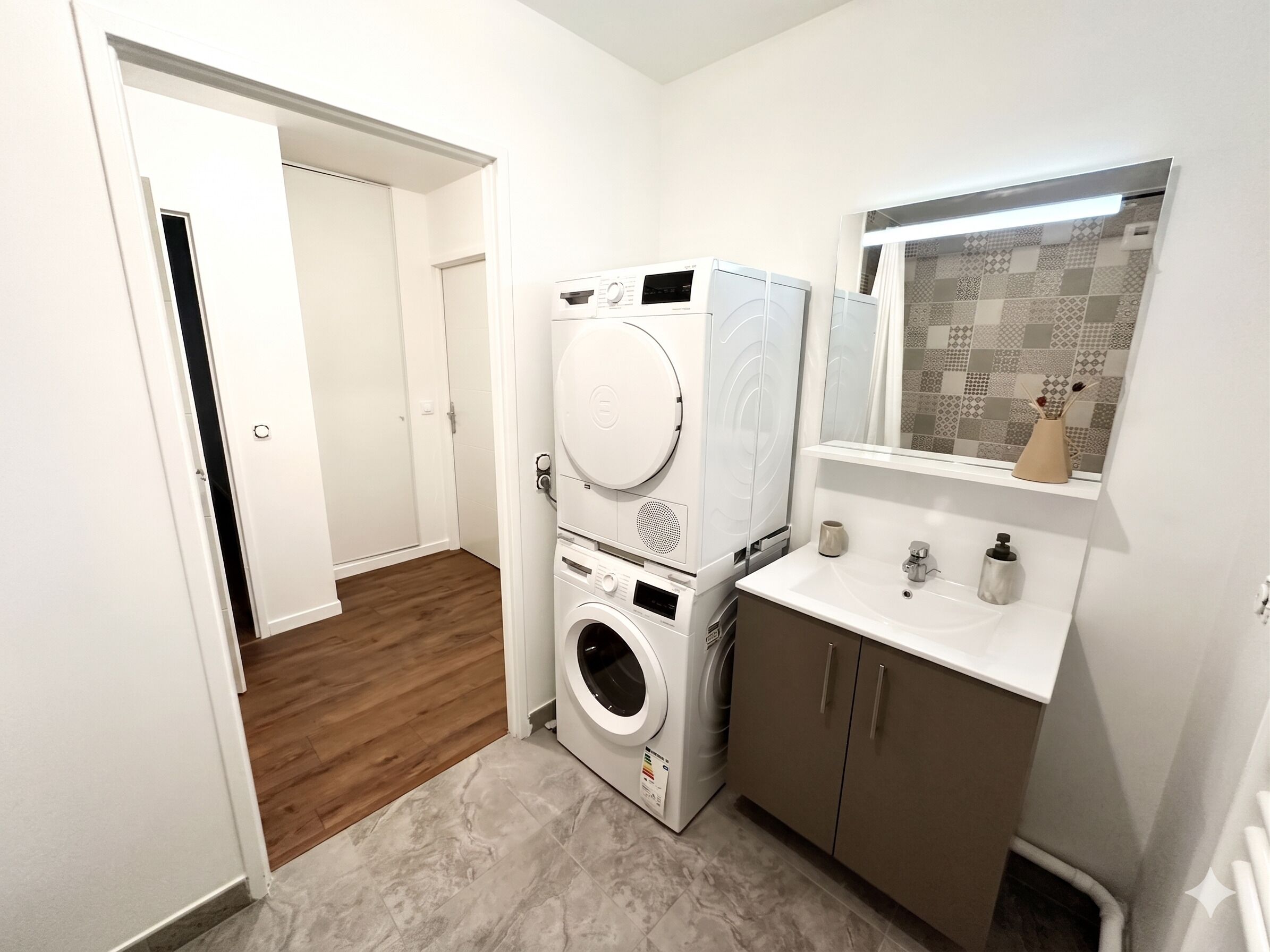 Leilighet – comfort, balkong, byutsikt | Bad