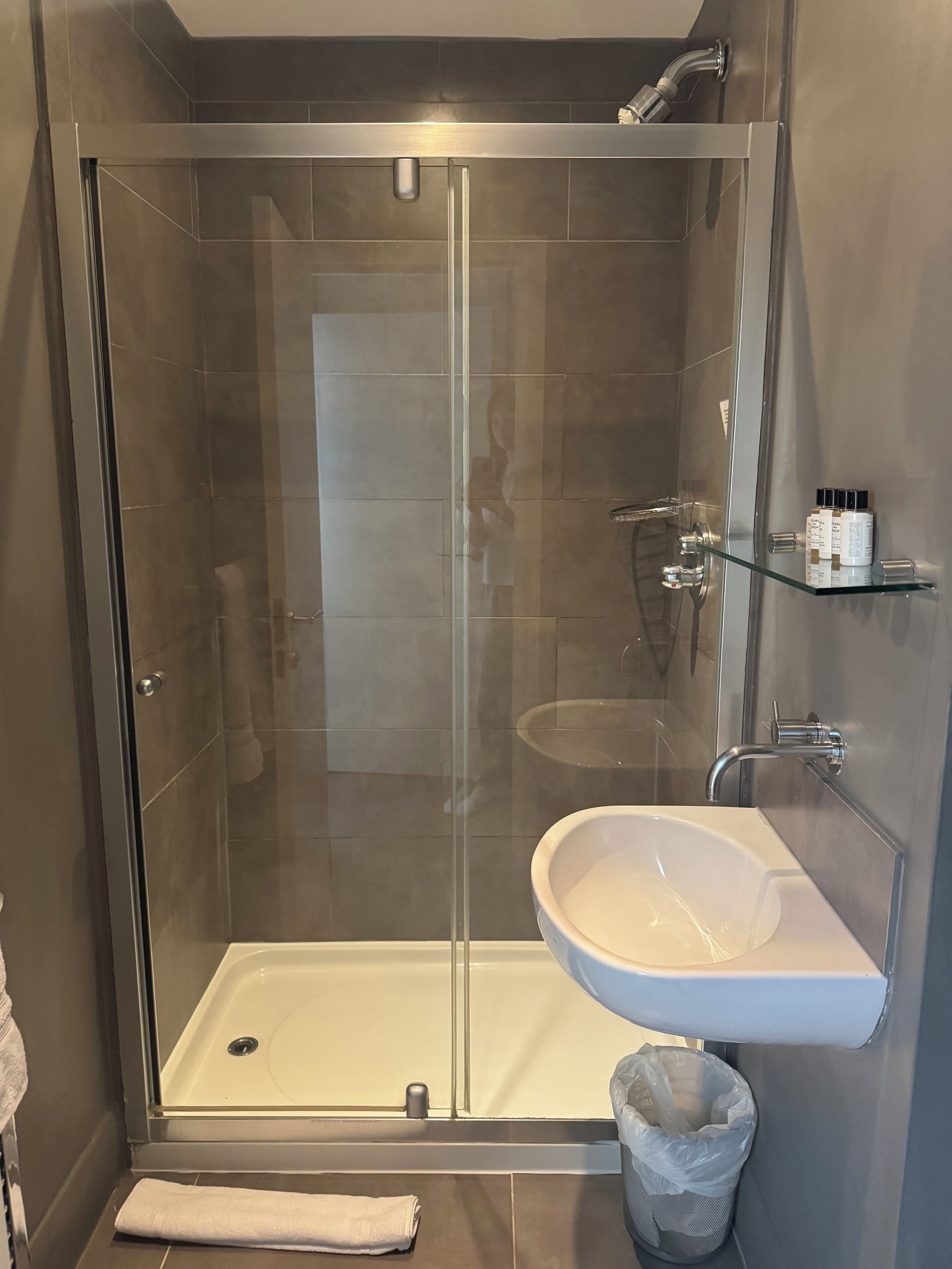 Douche, sèche-cheveux, serviettes fournies, savon