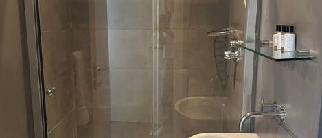 Douche, sèche-cheveux, serviettes fournies, savon