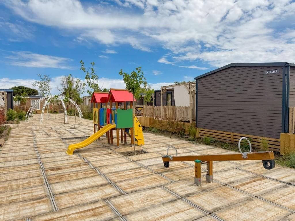 Bungalow, näköala pihalle | Lasten alue