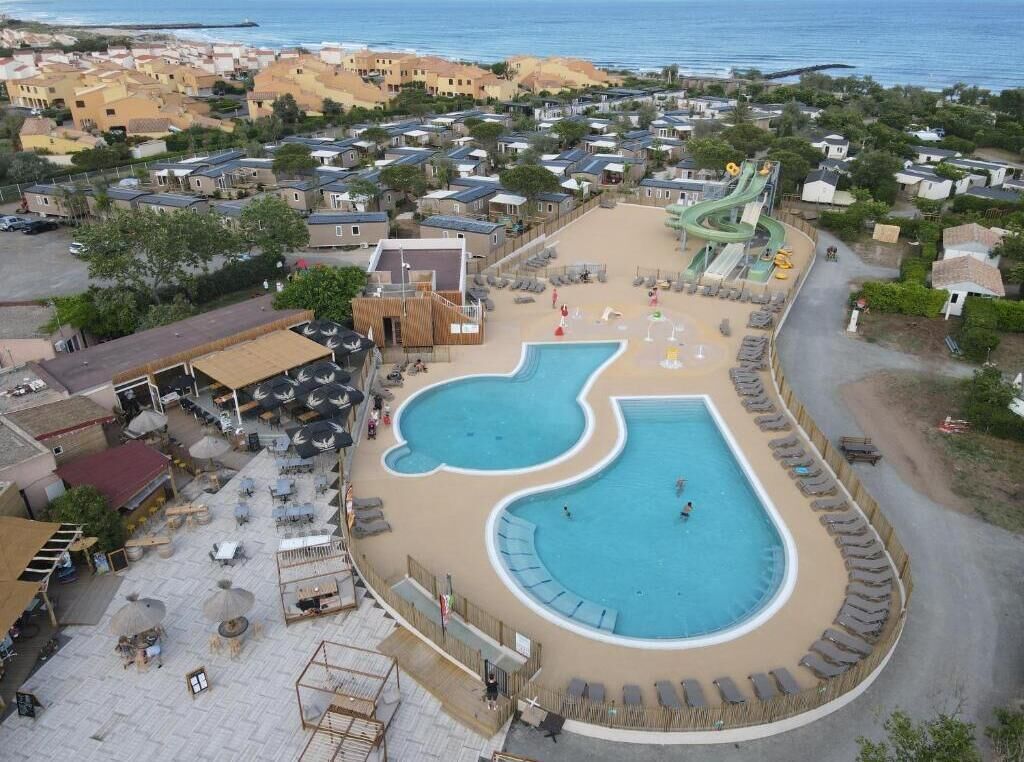 Un complexe hôtelier doté de plusieurs piscines, de zones de plage et offrant une vue sur la mer.