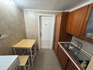Fridge, microwave, stovetop, coffee/tea maker - Sorrento Suite with private bathroom near the historic center (Napoli)