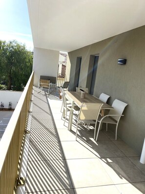 Outdoor dining - T3 apartment with garage 200 m from the beach and shops (Fréjus)