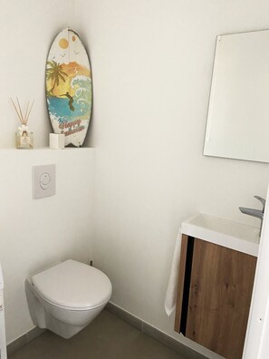 Dusche, Haartrockner, Handtücher, Toilettenpapier