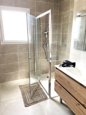 Dusche, Haartrockner, Handtücher, Toilettenpapier
