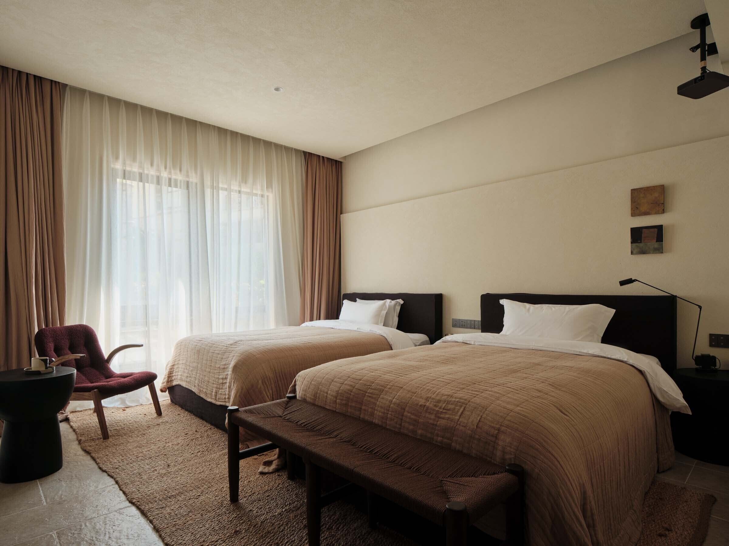 Comfort Twin Room | Minibar, individually decorated, individually furnished, desk