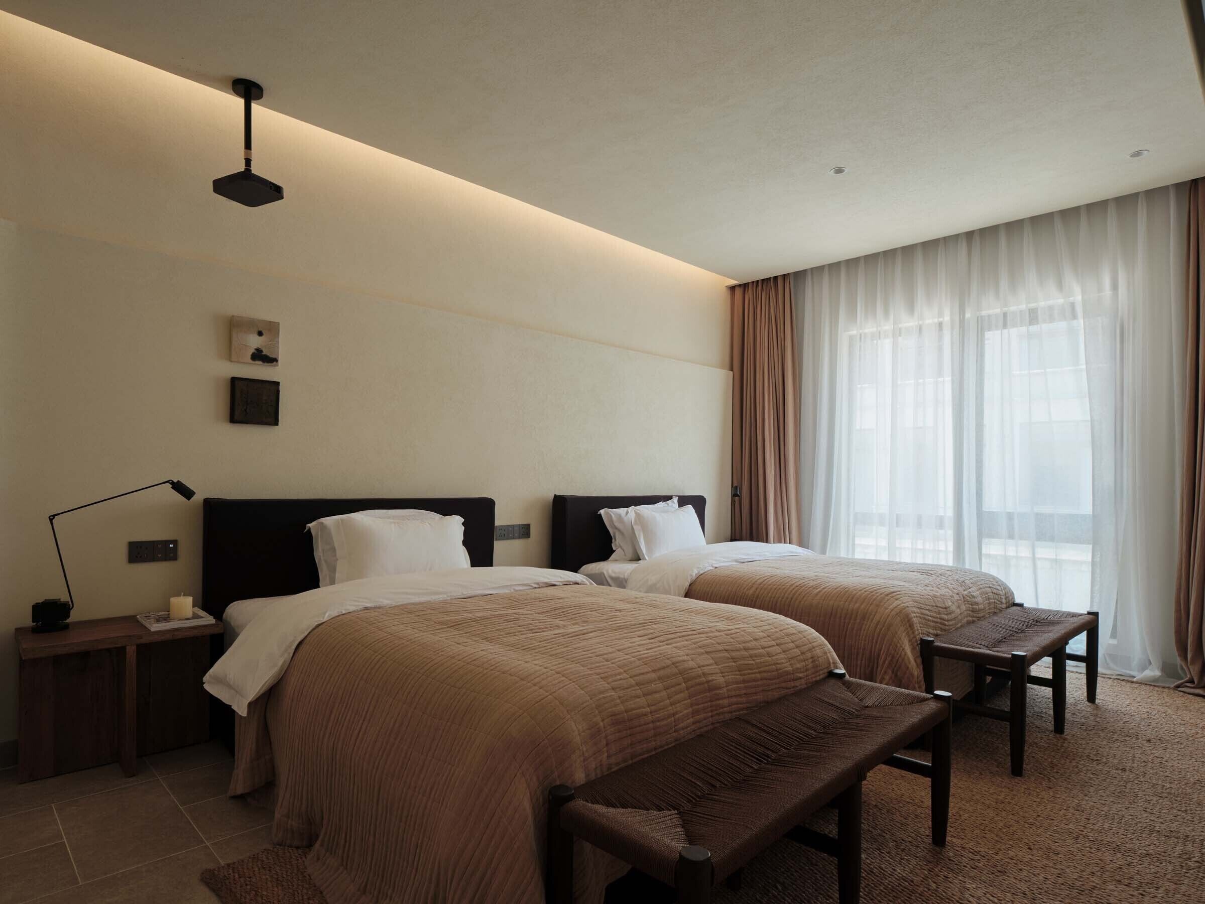 Elite Twin Room | Minibar, individually decorated, individually furnished, desk