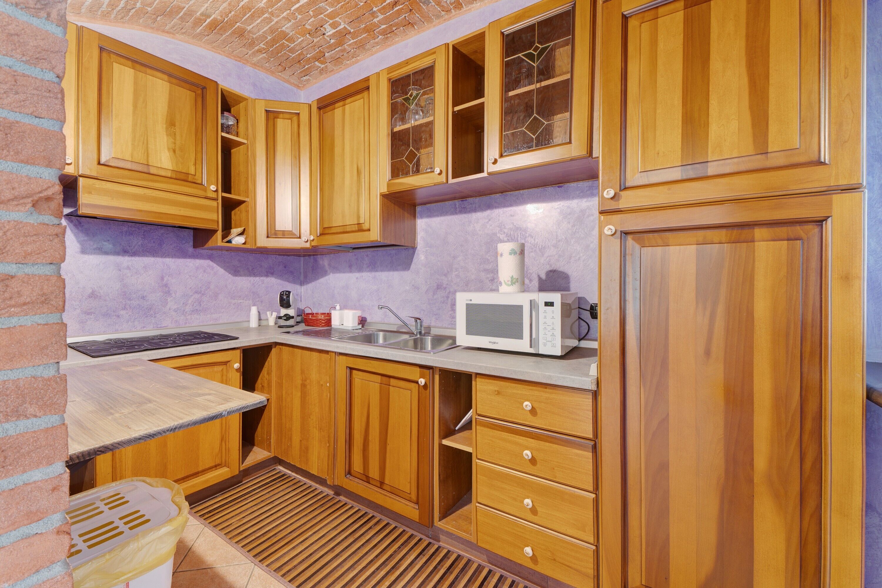 Kühlschrank, Mikrowelle, Wasserkocher mit Kaffee-/Teezubehör