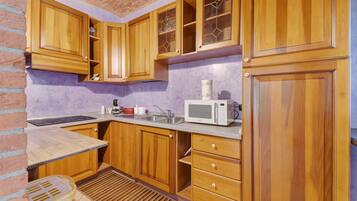 Kühlschrank, Mikrowelle, Wasserkocher mit Kaffee-/Teezubehör