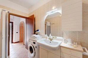 Shower, hair dryer, towels - Apartment 'Centenario Affittacamere' with Wi-Fi and Air Conditioning (Fara Novarese)