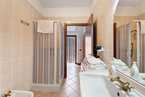 Shower, hair dryer, towels - Apartment 'Centenario Affittacamere' with Wi-Fi and Air Conditioning (Fara Novarese)