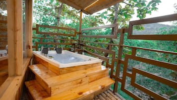 Casa de campo Deluxe, balcón | Bañera de hidromasaje al aire libre