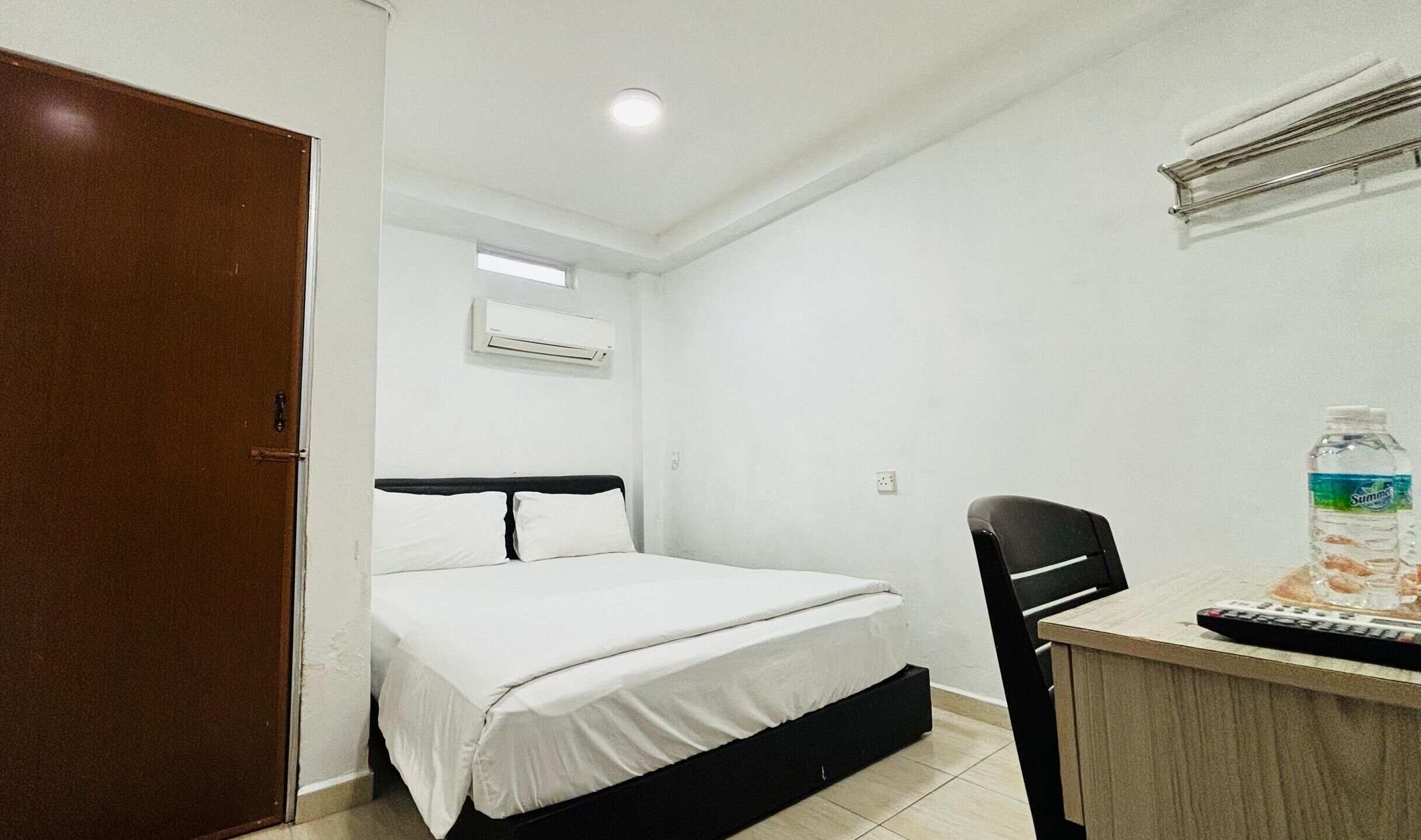 Escritorio, wifi gratis y ropa de cama 