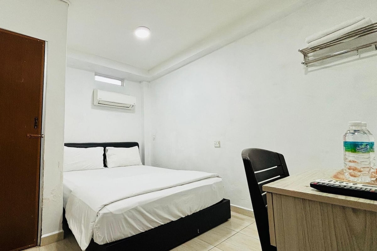 Standard Double Room | Desk, free WiFi, bed sheets