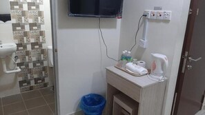 Deluxe Triple Room, City View | Bathroom - Axlite Hotel (Taiping)