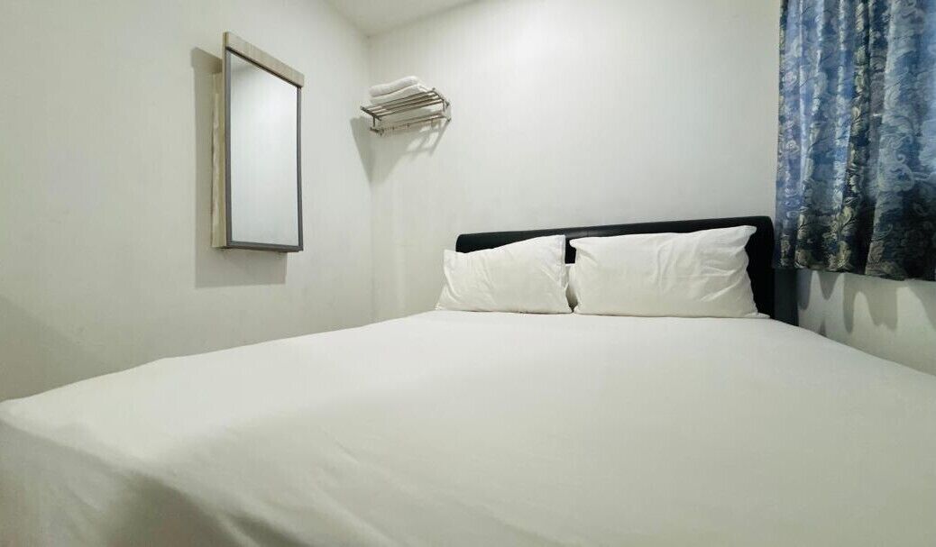 Escritorio, wifi gratis y ropa de cama 