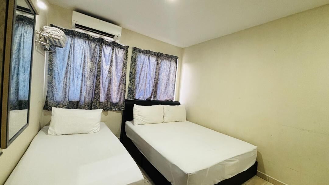 Escritorio, wifi gratis y ropa de cama 