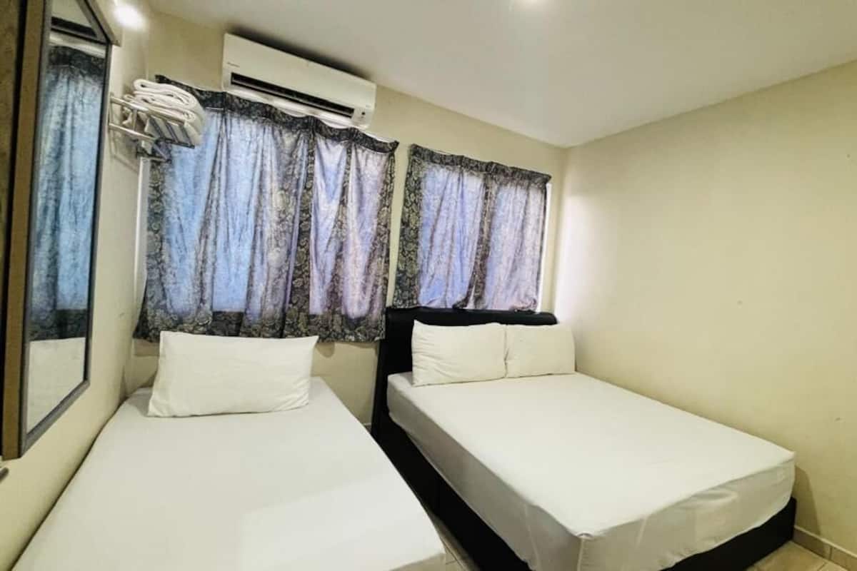 Deluxe Triple Room | Desk, free WiFi, bed sheets