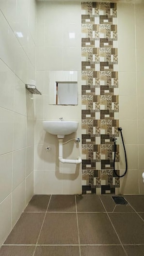 Deluxe Triple Room | Bathroom
