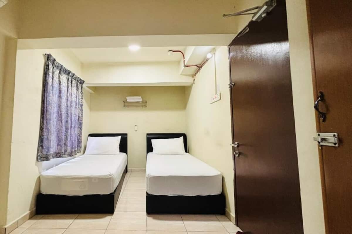 Deluxe Twin Room | Desk, free WiFi, bed sheets