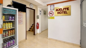 Käytävä, jossa on Spritzer-automaatti, kello ja Axlite Hotel -kyltti.