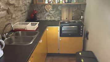 Refrigerador, horno, parrilla de estufa y cafetera y tetera