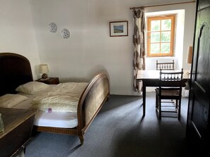 2 habitaciones, tabla de planchar con plancha, wifi y ropa de cama 