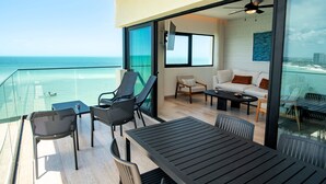 Varanda com mesa, cadeiras, sofá e ventilador de teto.