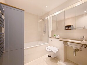 Bathroom - Standard Two-Bedroom Apartment in London Excel (Greater London)