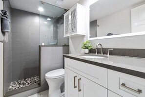 Douche, sèche-cheveux, serviettes fournies