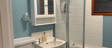 SĂšche-cheveux, serviettes fournies, savon, papier toilette