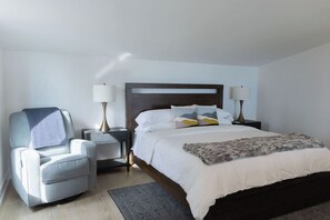 3 bedrooms, desk, iron/ironing board, WiFi - The Big Black Barn with Views for Days (Lakeside)