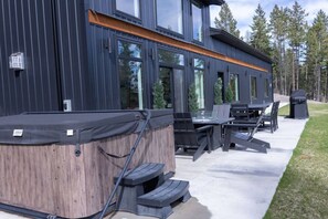 Outdoor dining - The Big Black Barn with Views for Days (Lakeside)